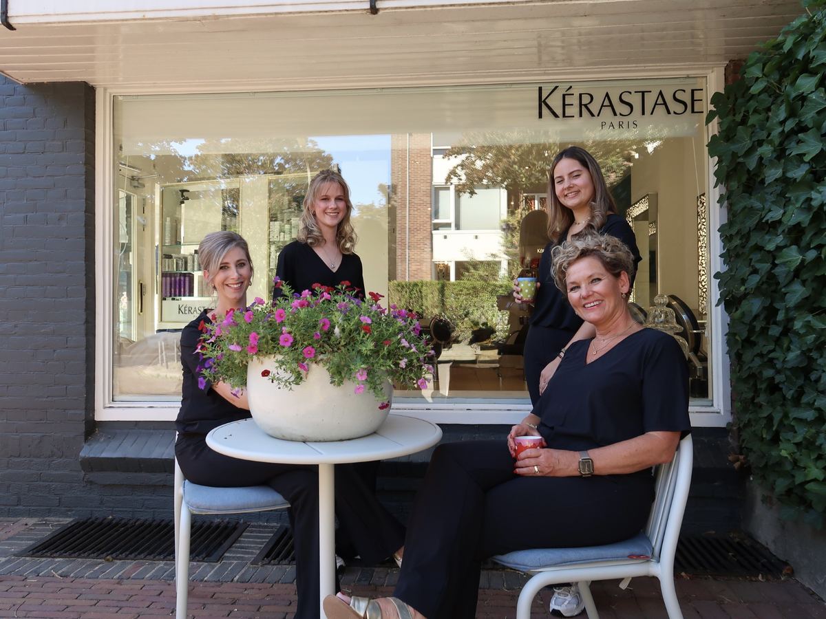 Het team van Maison Jacinthe buiten voor de salon