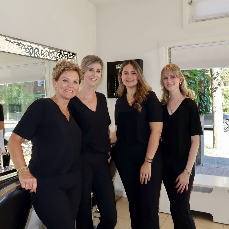 Het team van Maison Jacinthe samen in de salon