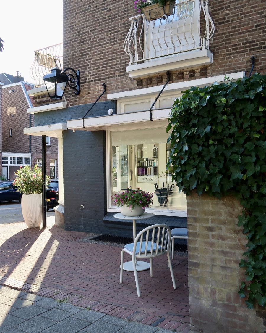 De gevel en het terras van Maison Jacinthe