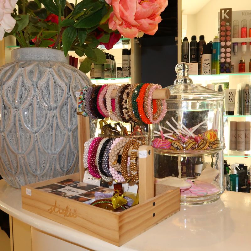 Haaraccessoires en pioenrozen op de balie van de salon