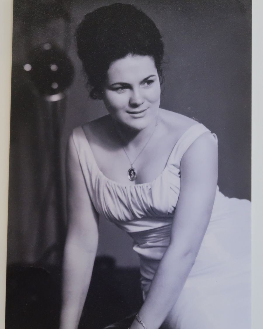 Zwart-witportret van Ria Arts, die de salon in 1960 opende
