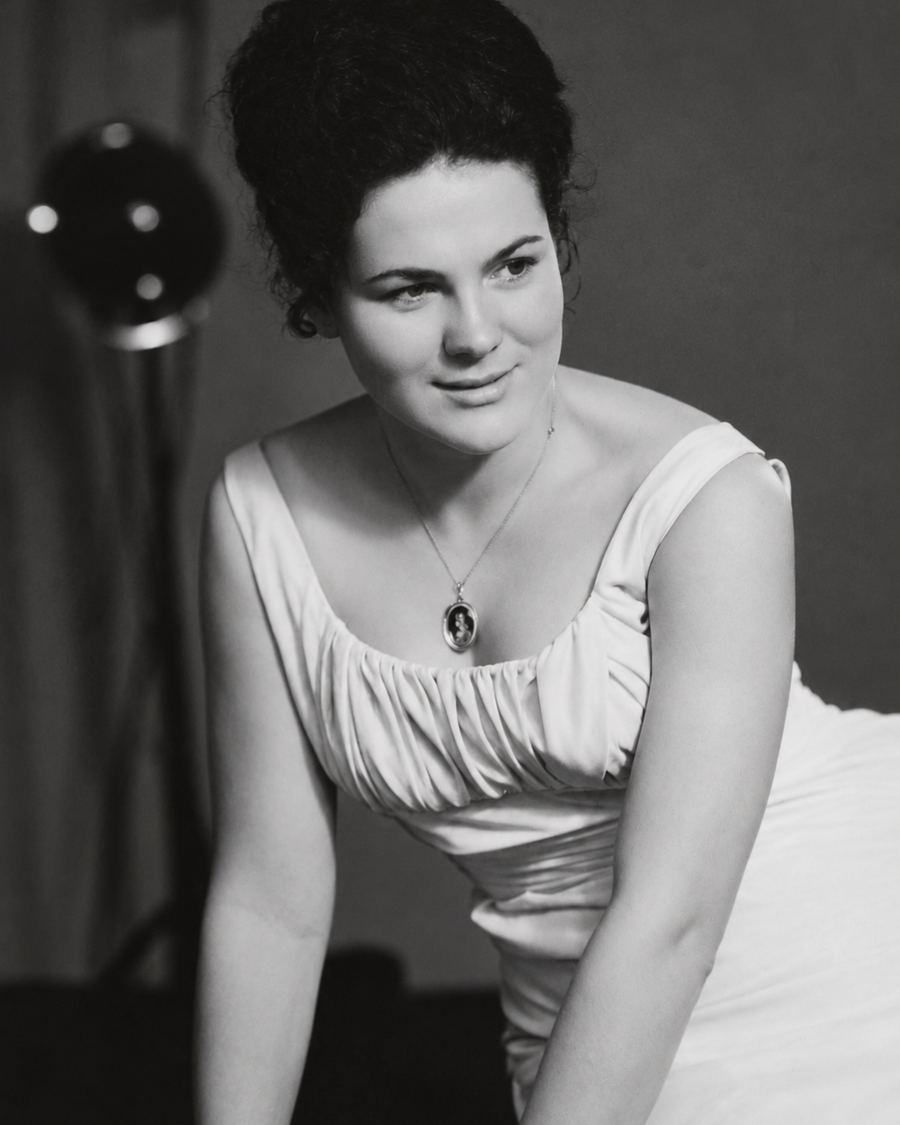 Zwart-witportret van Ria Arts, die de salon in 1960 opende