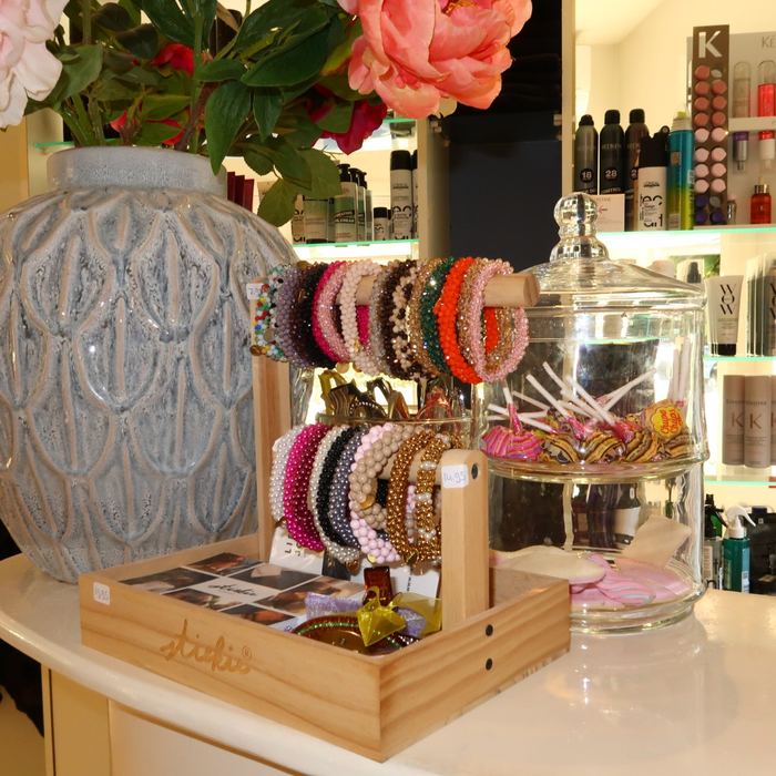 Haaraccessoires op de balie van de salon