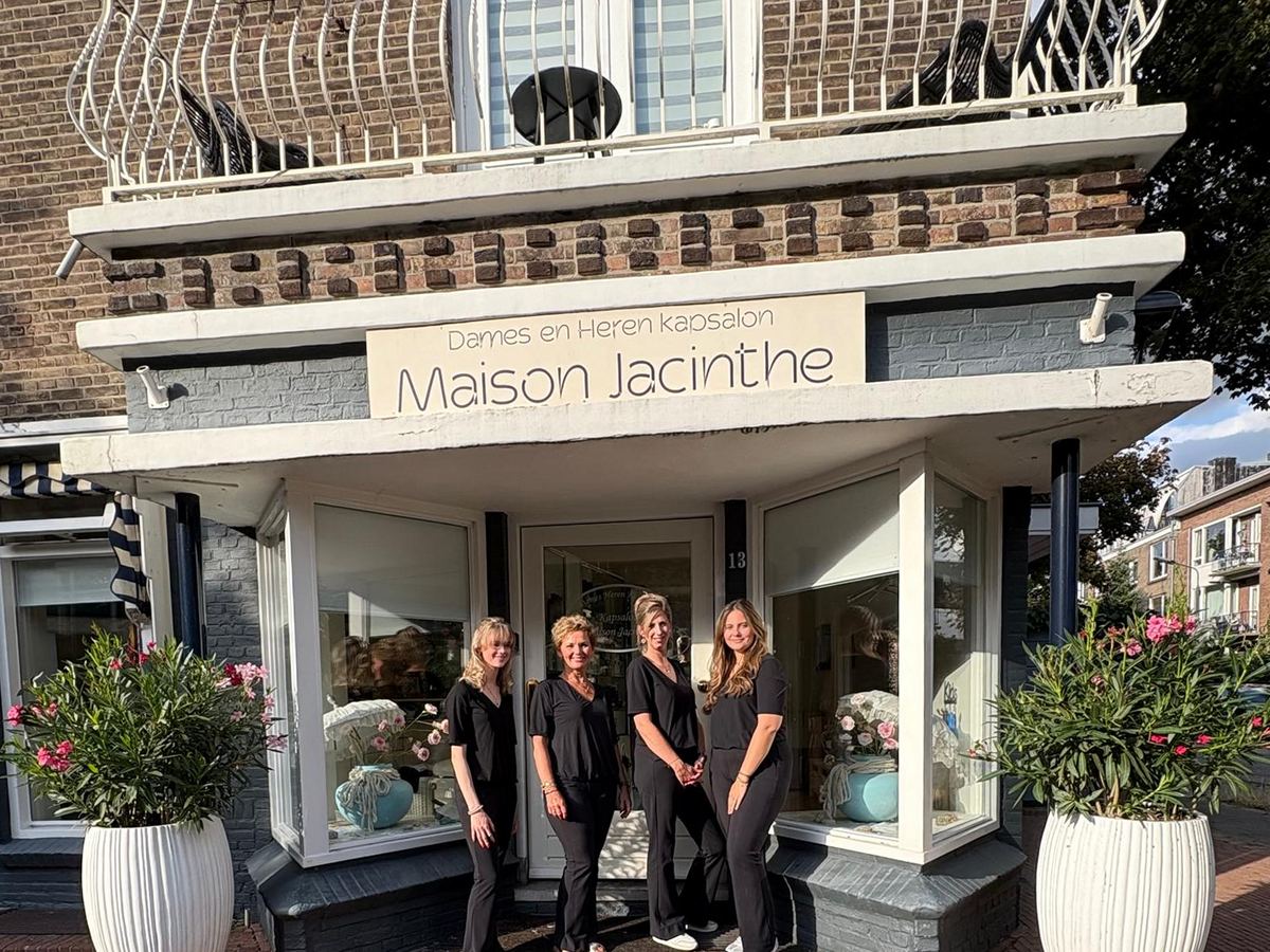 Het team van Maison Jacinthe voor de salon aan de Jan van Goyenstraat in Nijmegen-Oost